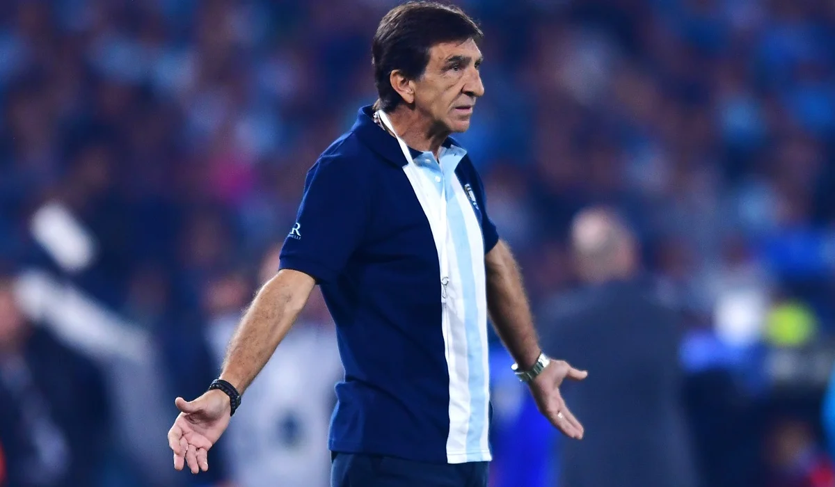 Gustavo Costas habló antes de viajar y dijo: «Cerro no puede estar así»
