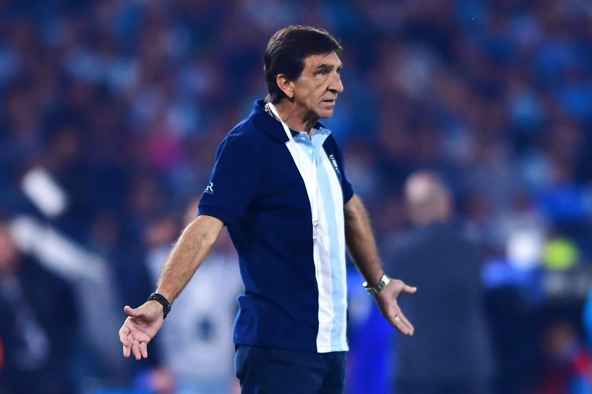 Gustavo Costas habló antes de viajar y dijo: «Cerro no puede estar así»