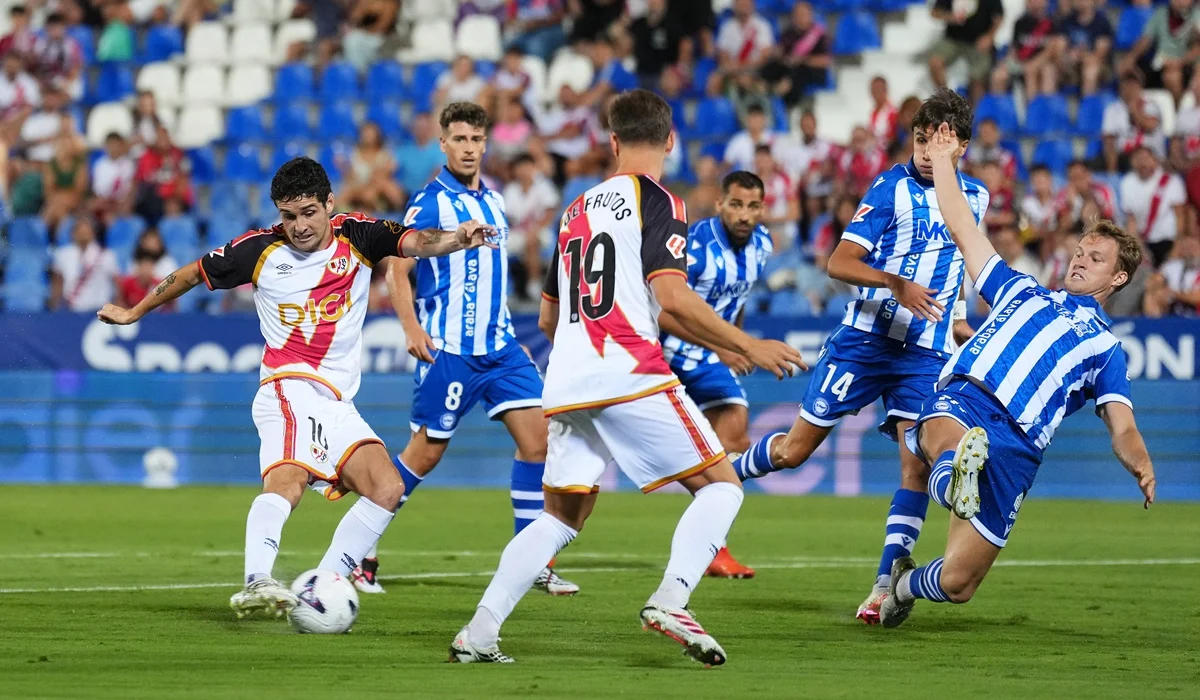 Alavés aprovechó un regalo y empató con Rayo Vallecano