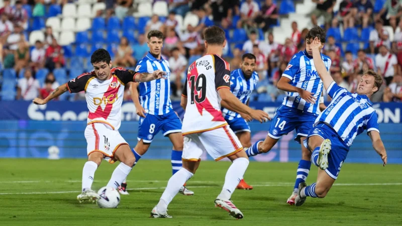 Alavés aprovechó un regalo y empató con Rayo Vallecano