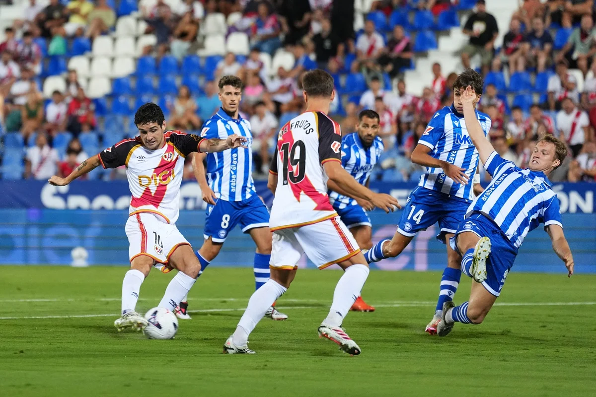 Alavés aprovechó un regalo y empató con Rayo Vallecano