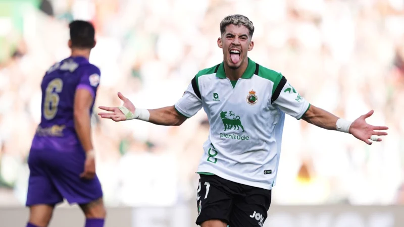 Racing de Santander venció a Elche con hat-trick de Zabiri