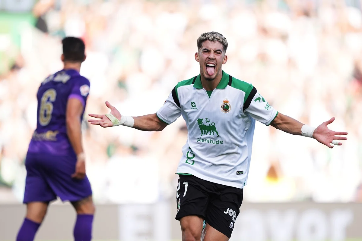 Racing de Santander venció a Elche con hat-trick de Zabiri