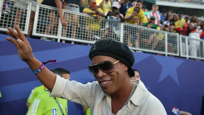 Ronaldinho llegó a Ravenna y se prepara para volver al fútbol a los 46 años: ¿cuál es su objetivo?