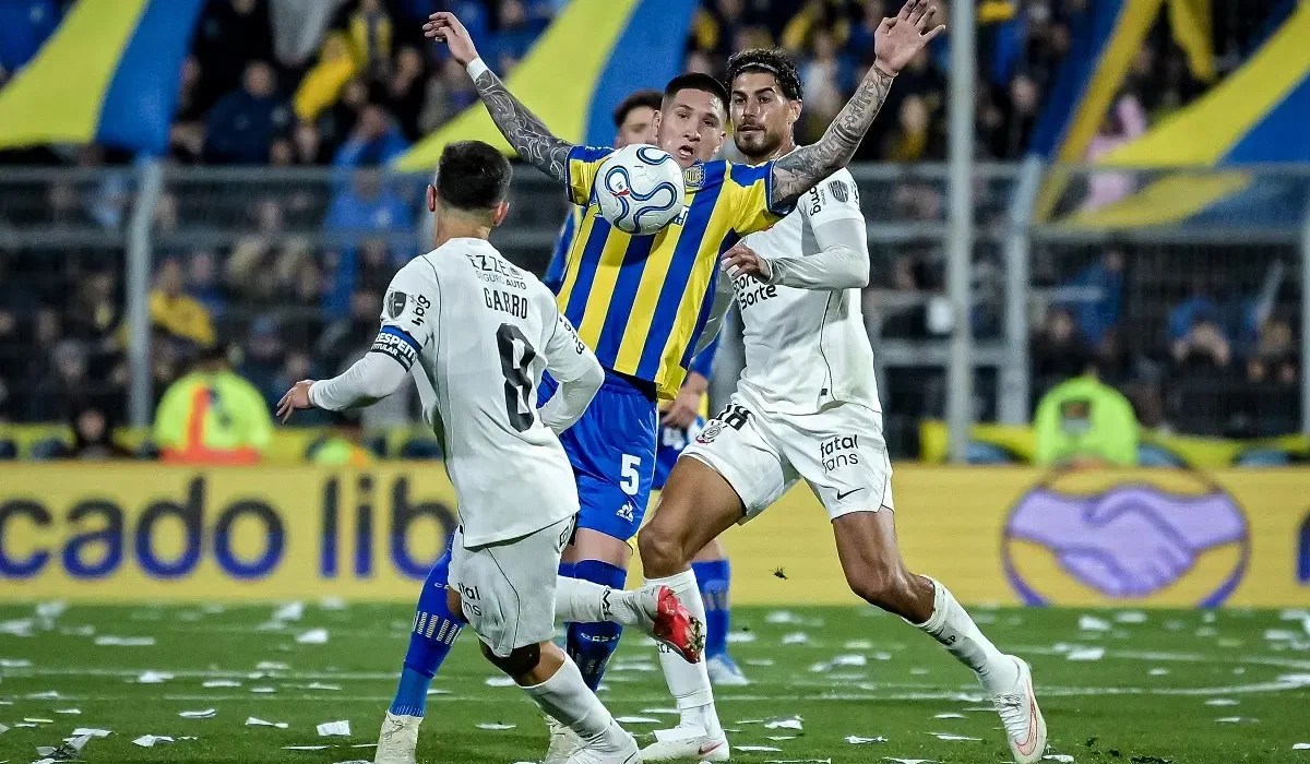 Milagro en el área de Rosario Central: un cabezazo de Matheus Bidu dio dos veces en el travesaño