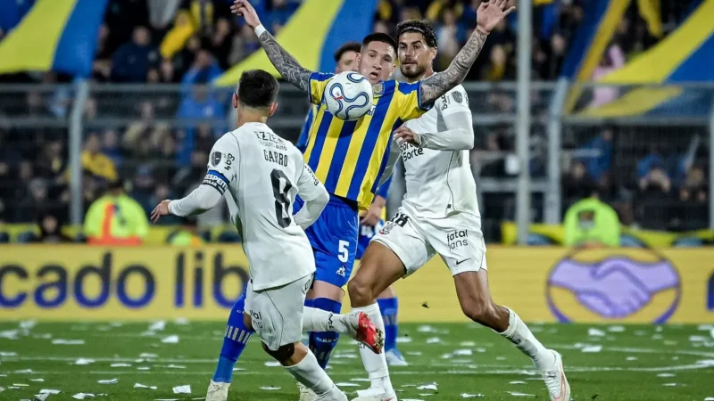 Milagro en el área de Rosario Central: un cabezazo de Matheus Bidu dio dos veces en el travesaño