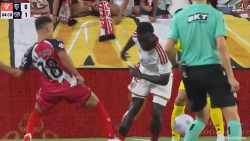 ¡Increíble blooper de Sangante en Sevilla! Rayo Vallecano aprovechó un regalo y marcó con Álvaro García