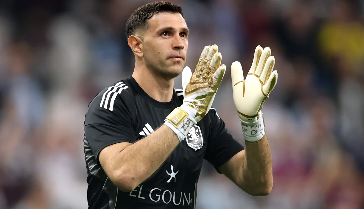 Juventus retiró la oferta y Dibu Martínez seguirá en Aston Villa
