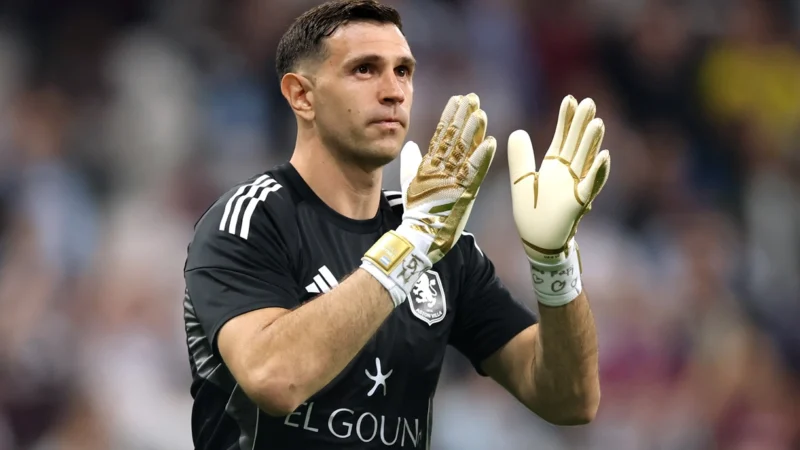 Juventus retiró la oferta y Dibu Martínez seguirá en Aston Villa