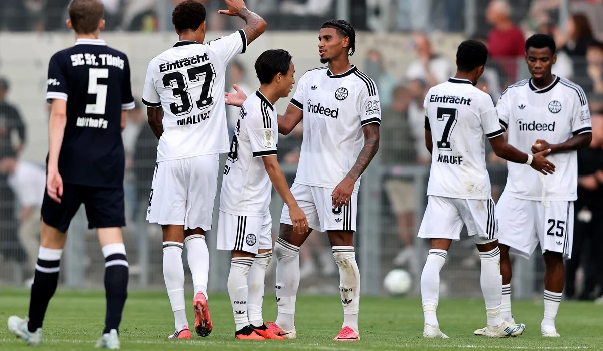 Frankfurt aplastó 11 a 0 al St Tonis por DFB Pokal