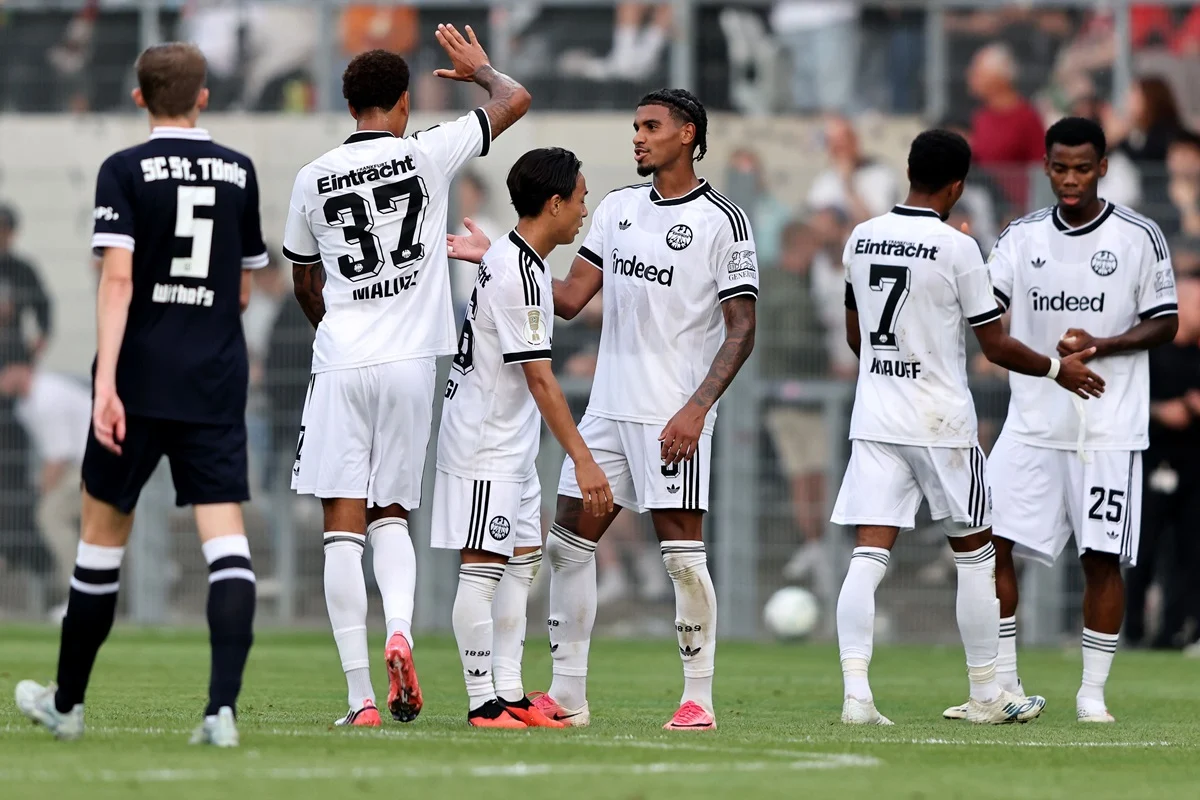 Frankfurt aplastó 11 a 0 al St Tonis por DFB Pokal