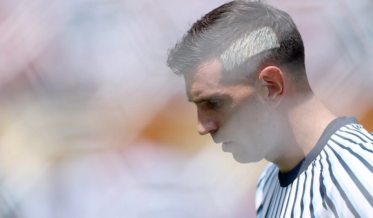 Dibu Martínez sigue ausente en Aston Villa y no juega el amistoso