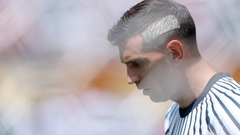 Dibu Martínez sigue ausente en Aston Villa y no juega el amistoso