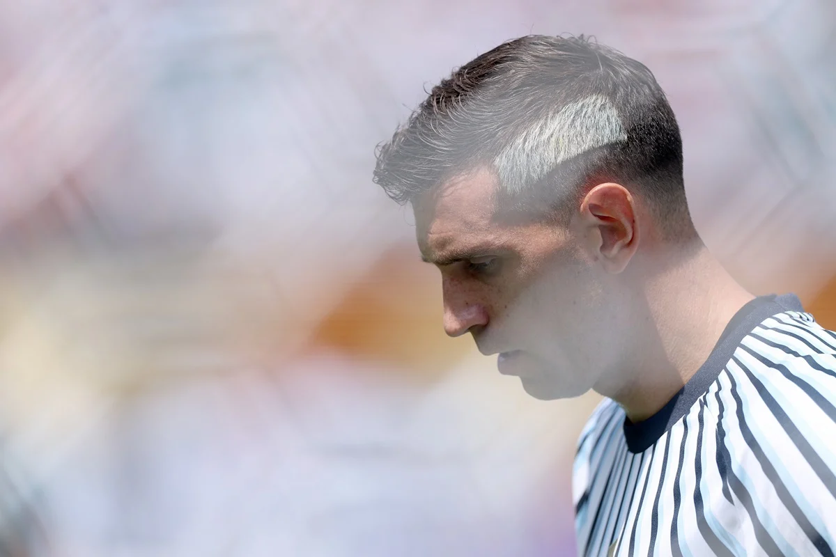 Dibu Martínez sigue ausente en Aston Villa y no juega el amistoso