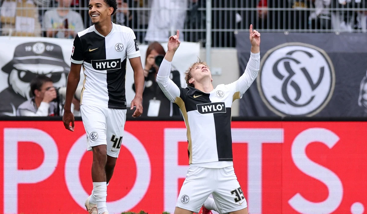 Elversberg hizo su debut absoluto en Bundesliga marcándole dos goles en nueve minutos a Bayer Leverkusen
