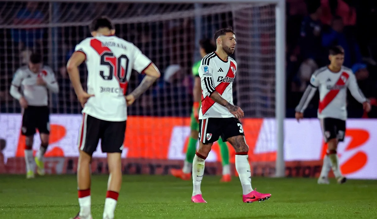 Otamendi redobló su enojo con Gariano: «Ni el árbitro ni el VAR están como para una competición como esta»