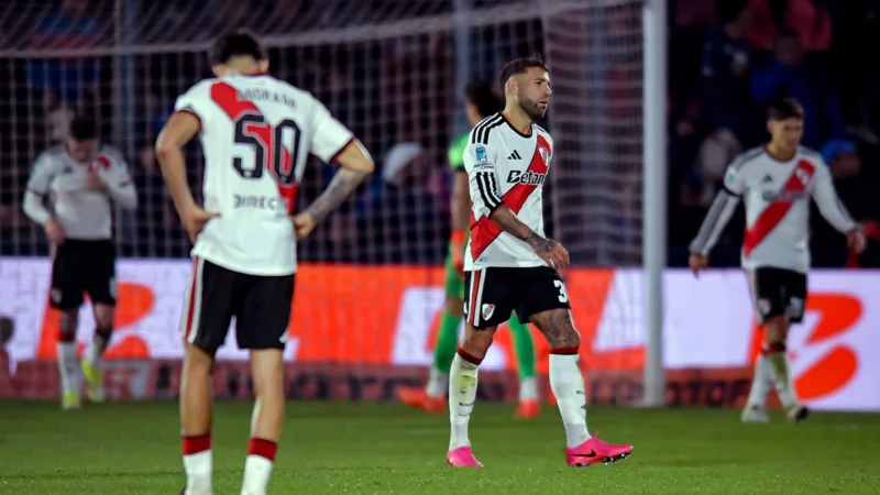 Otamendi redobló su enojo con Gariano: «Ni el árbitro ni el VAR están como para una competición como esta»