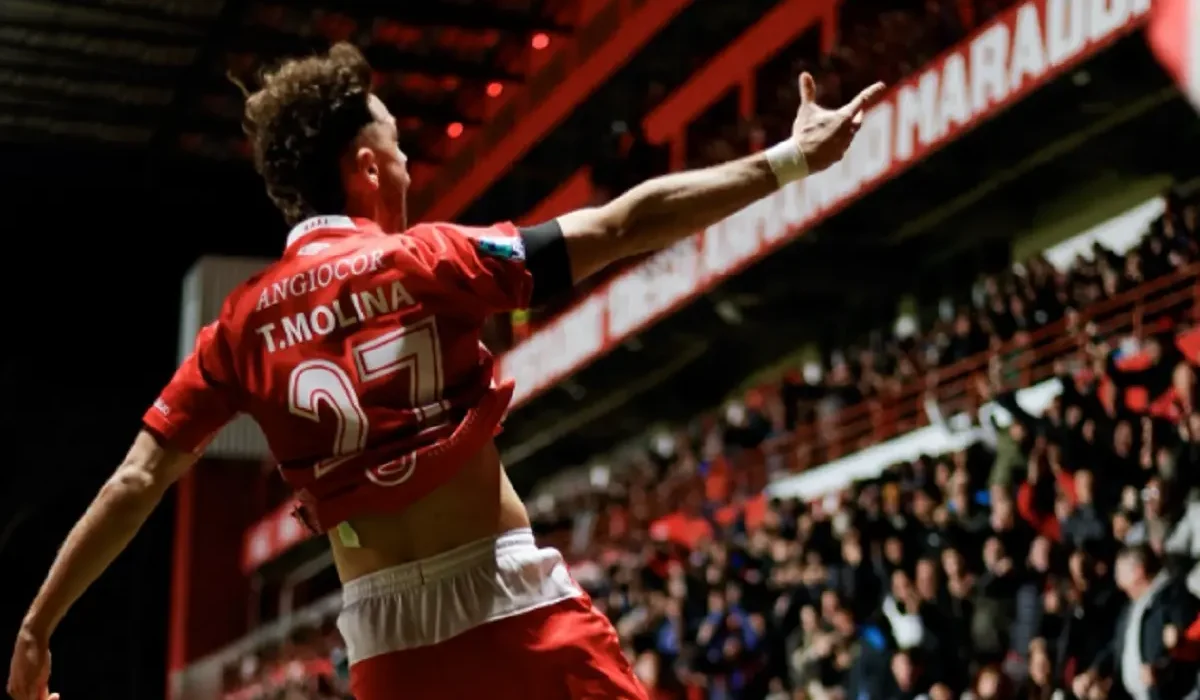 Argentinos Juniors le ganó a un Racing con diez y mantuvo el puntaje ideal en el Torneo Clausura