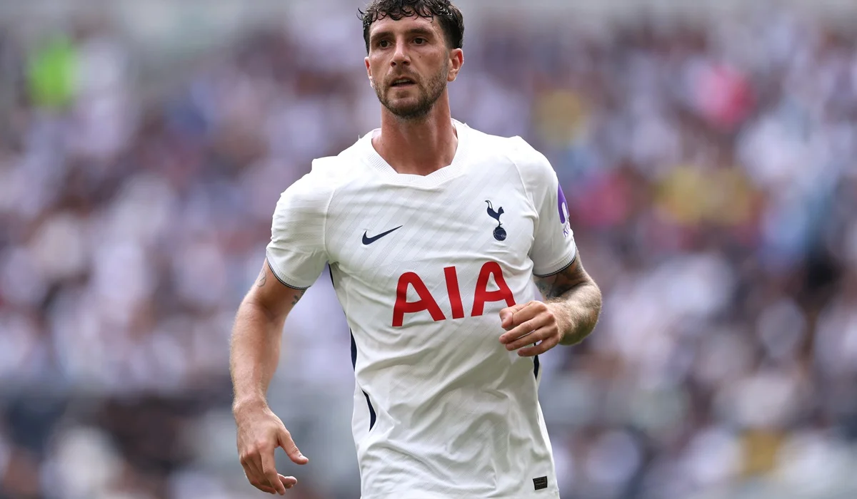 Marcos Senesi es titular con Tottenham ante Brentford