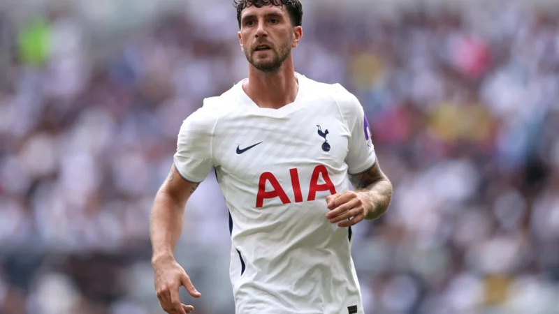 Marcos Senesi es titular con Tottenham ante Brentford