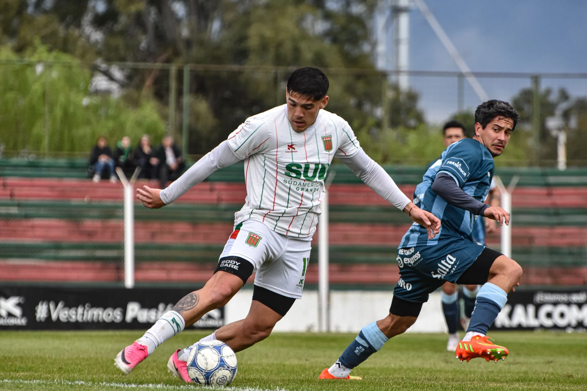 Agropecuario derrotó con polémica a Gimnasia y Tiro en el final y sigue escapando de la zona de descenso
