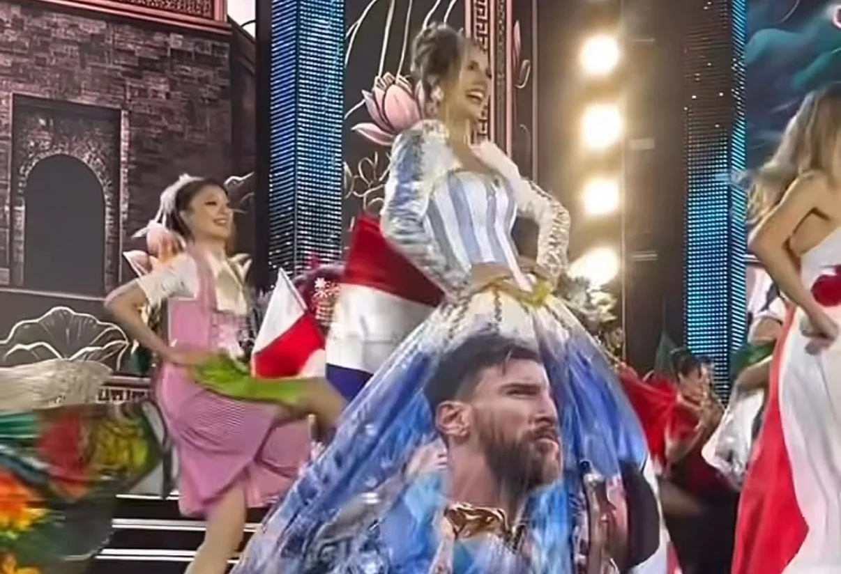 Miss Mundo de Argentina llevó a Messi en su vestido de gala
