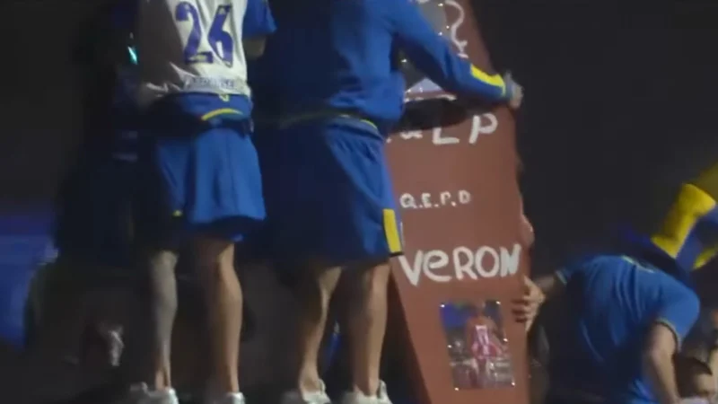 El repudiable festejo de los jugadores de Rosario Central tras obtener la Supercopa Internacional: Un ataúd dirigido a Juan Sebastián Veron