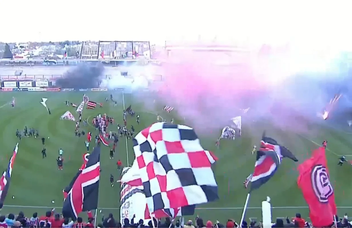 Formidable recibimiento de Chacarita ante Atlanta en el clásico