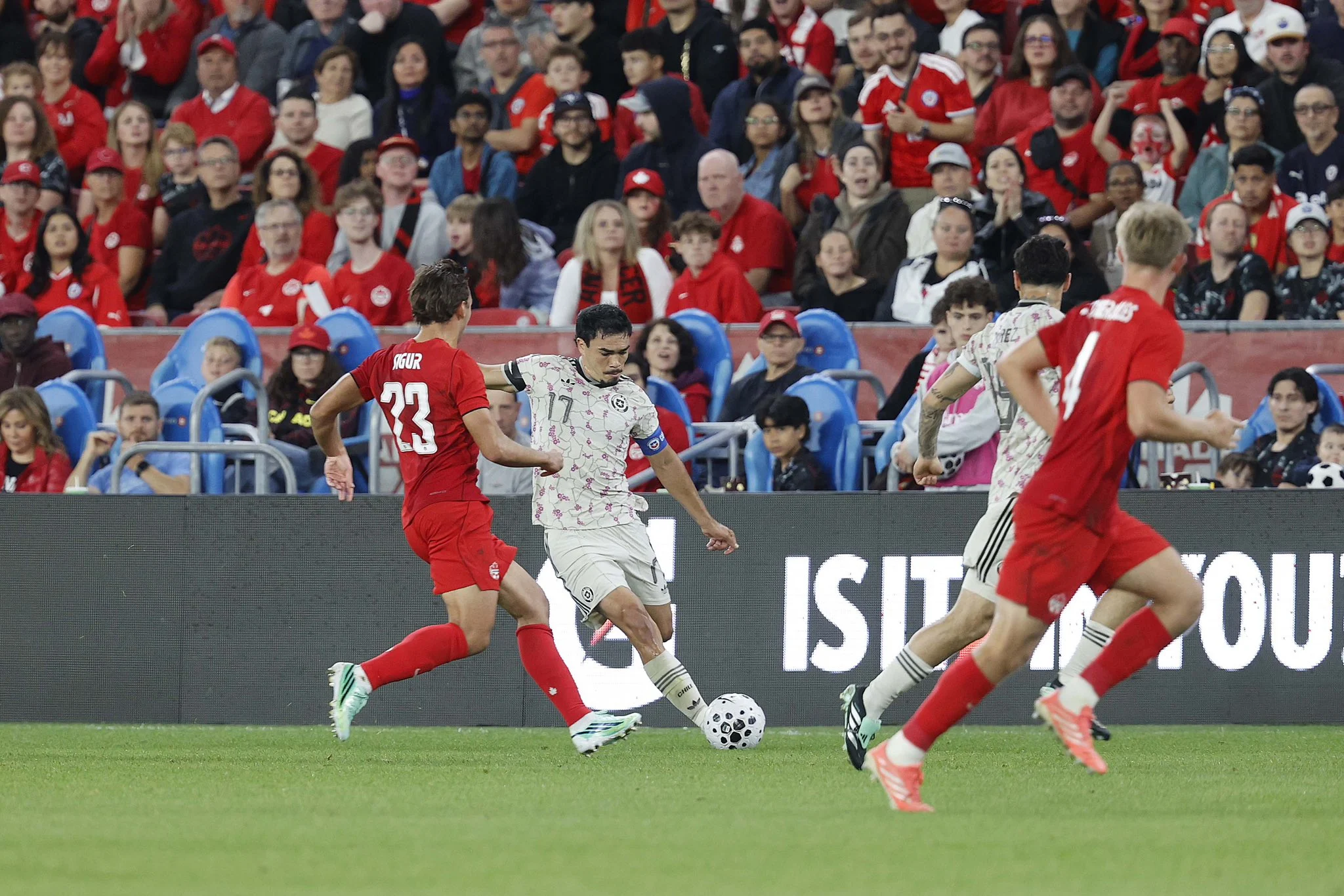 Chile terminó con dos jugadores menos y cayó ante Canadá en Toronto