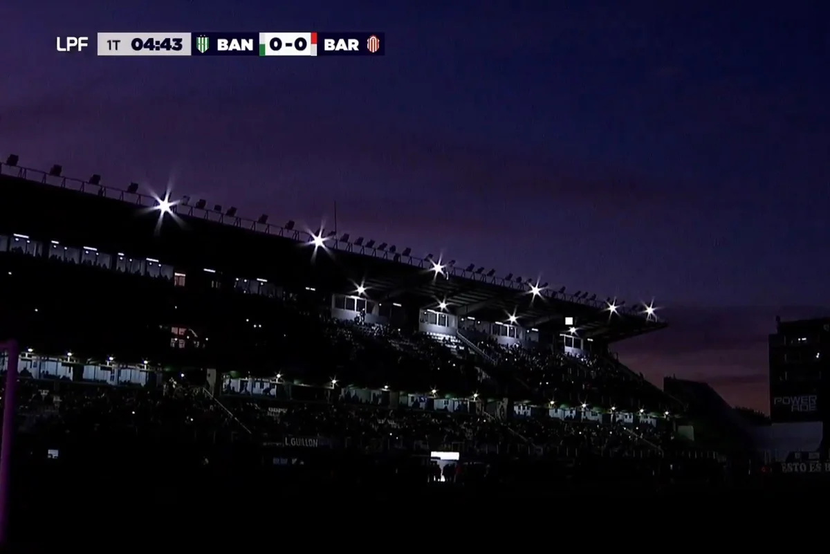 Banfield y Barracas Central se interrumpió por un corte de luz
