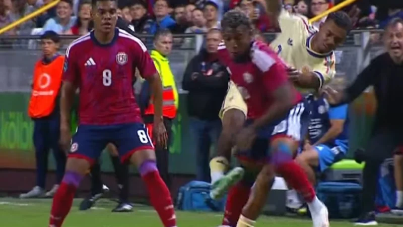 Costa Rica golea a Curazao por 3 a 0 en apenas 45 minutos