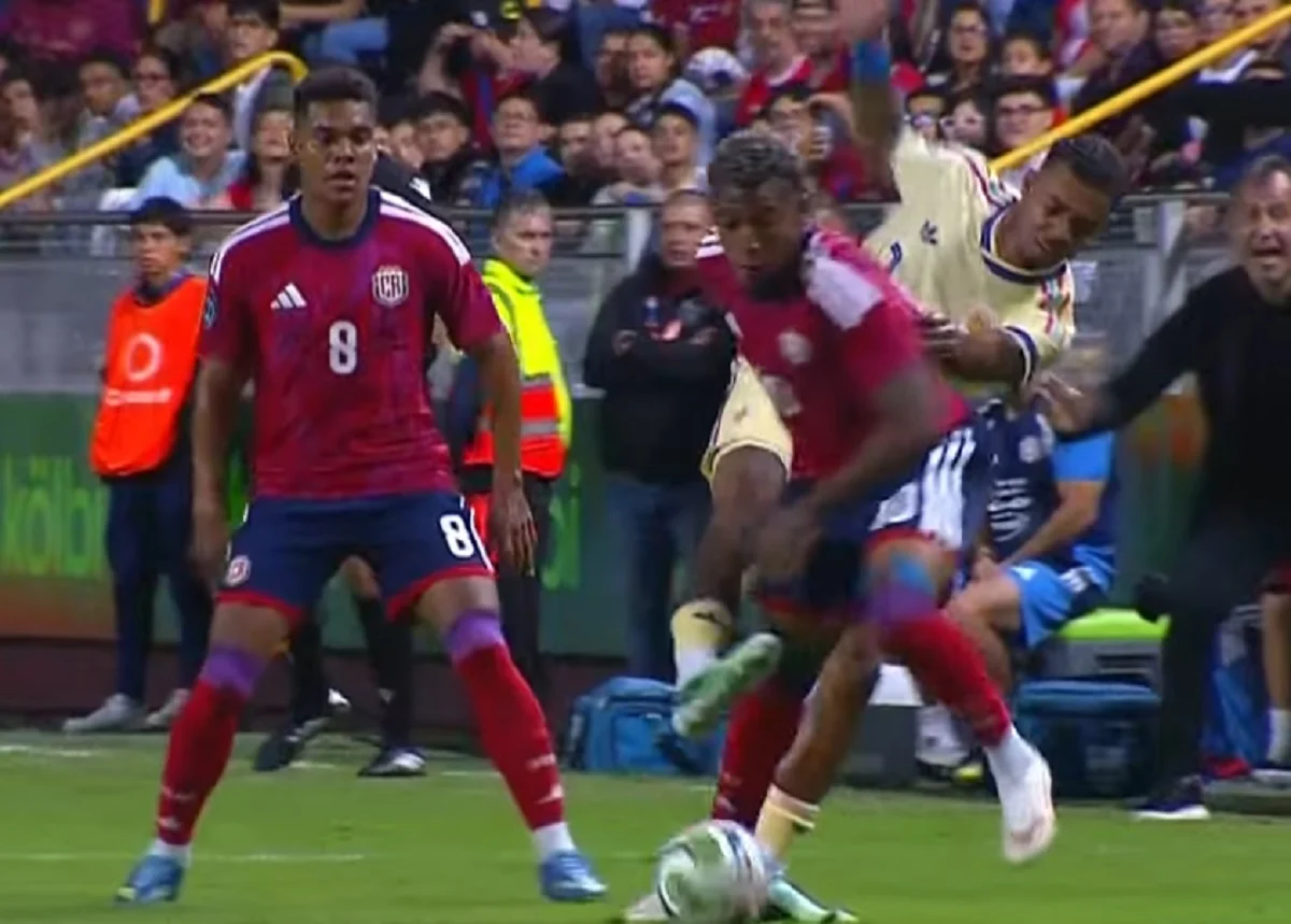 Costa Rica golea a Curazao por 3 a 0 en apenas 45 minutos