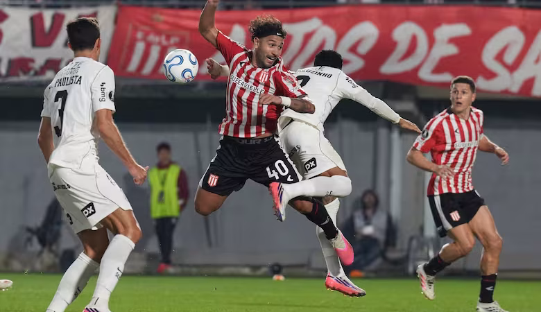Estudiantes no lo aguantó y Corinthians se llevó un valioso empate de Uno