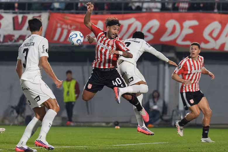 Estudiantes no lo aguantó y Corinthians se llevó un valioso empate de Uno