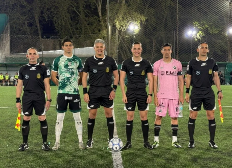 Excursionistas goleó 3-0 a Real Pilar para seguir en lo más alto de la tabla