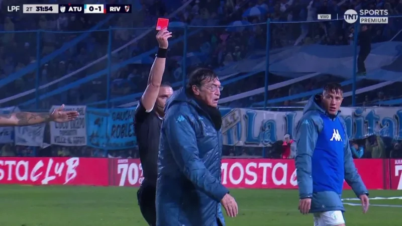 Julio César Falcioni explotó con el arbitraje de Gariano: «Cuando me cagan me doy cuenta enseguida»