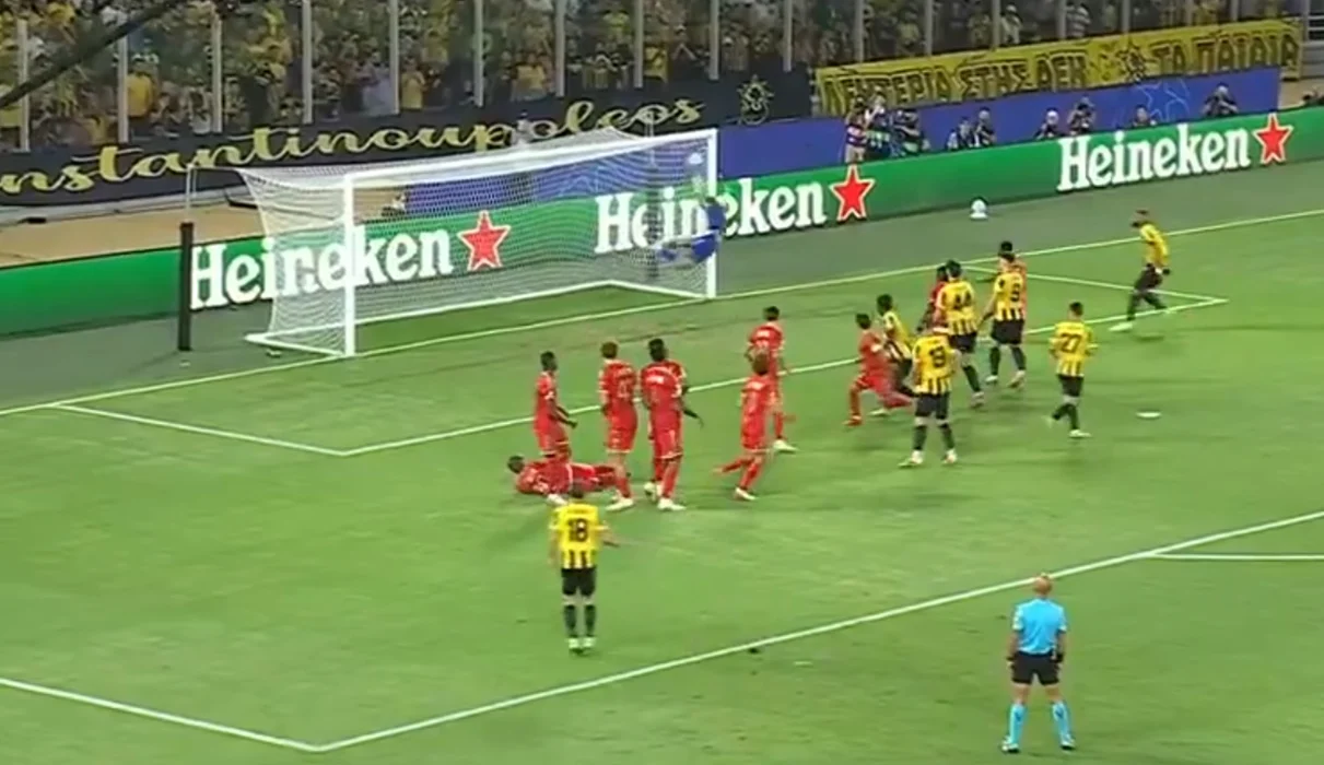 Razvan Marin marcó un golazo para AEK Atenas en Champions League