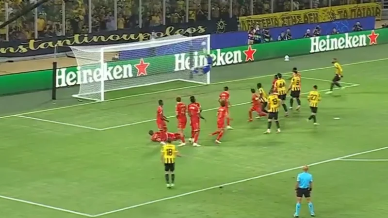 Razvan Marin marcó un golazo para AEK Atenas en Champions League