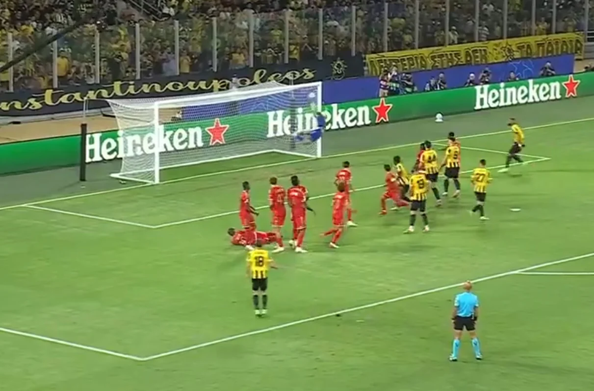 Razvan Marin marcó un golazo para AEK Atenas en Champions League