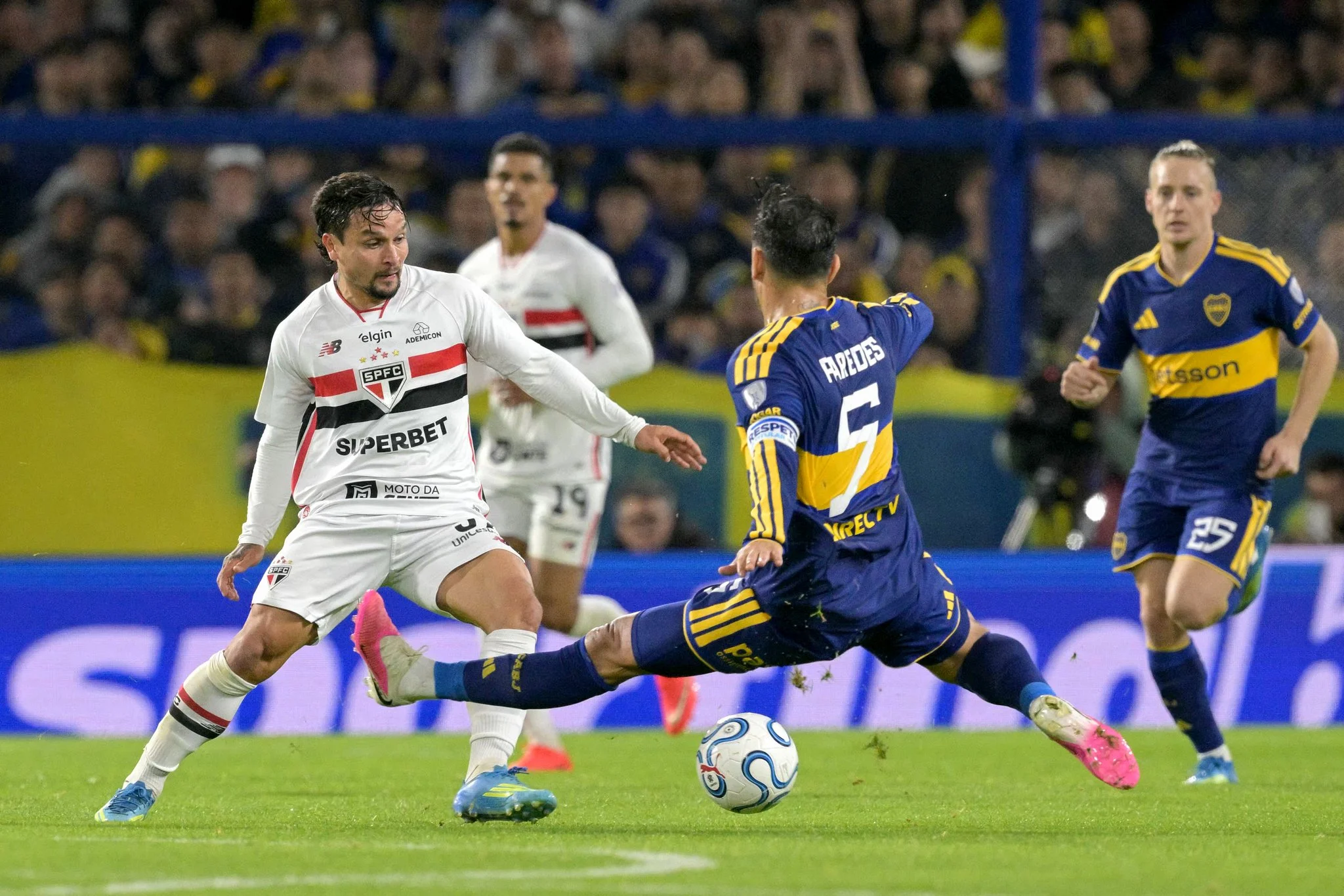 Boca sacó la primera ventaja ante San Pablo en un parejo duelo en La Bombonera
