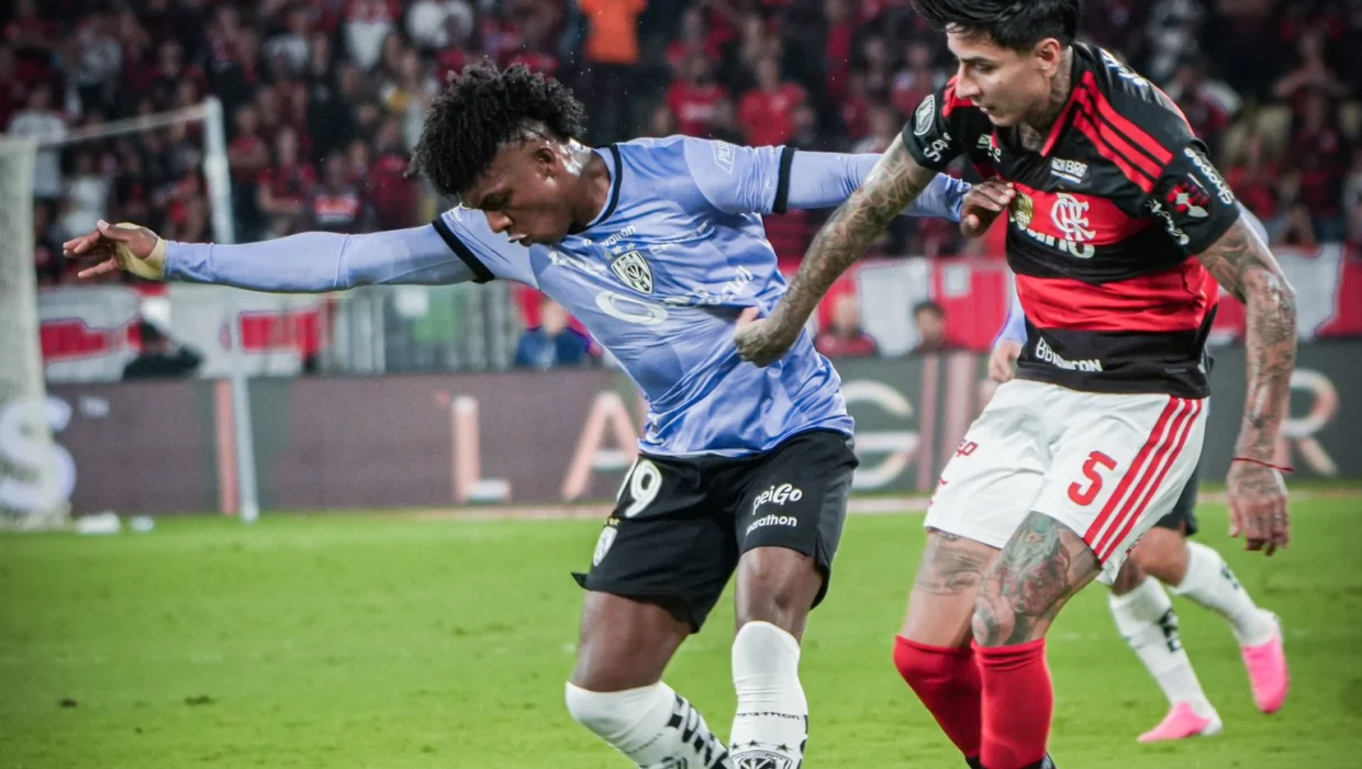 Flamengo sufrió en un trámite adverso con Independiente del Valle pero está en semifinales de la Copa Libertadores