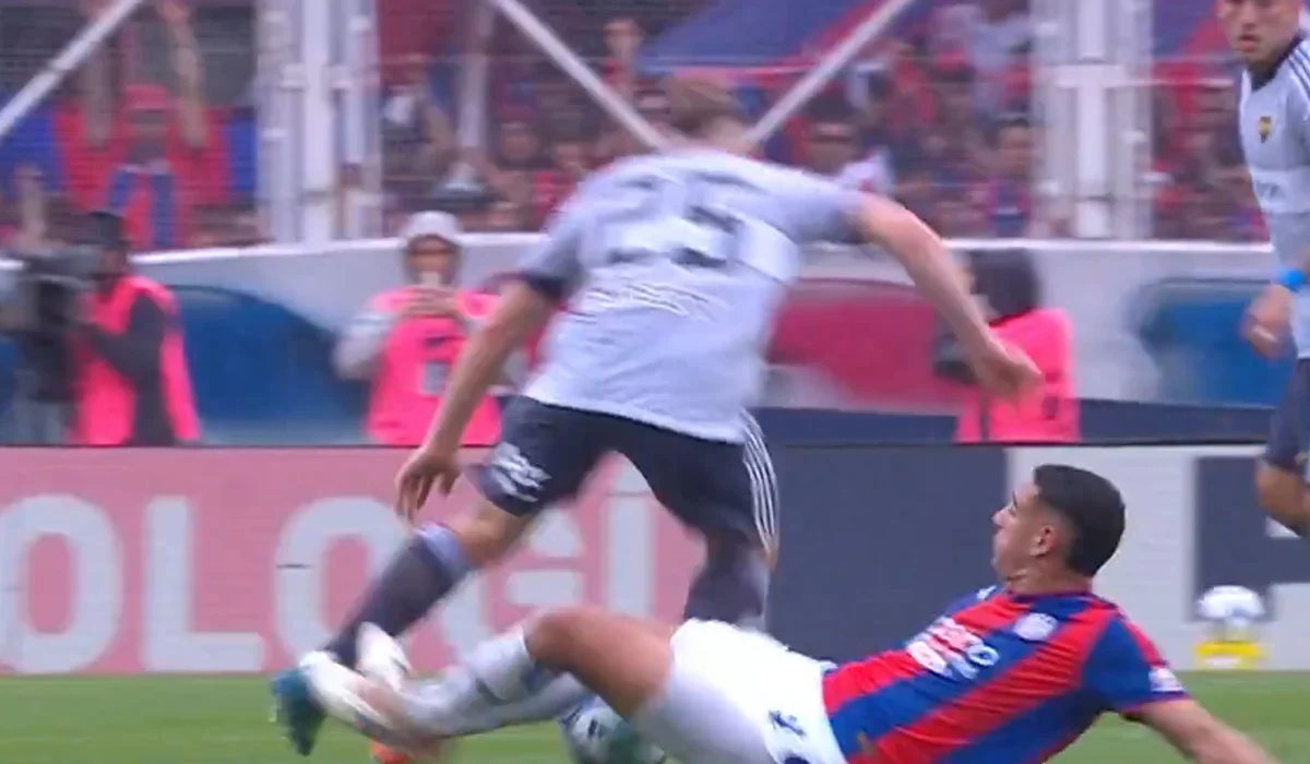 Insaurralde fue expulsado en San Lorenzo por tremenda patada a Ascacíbar