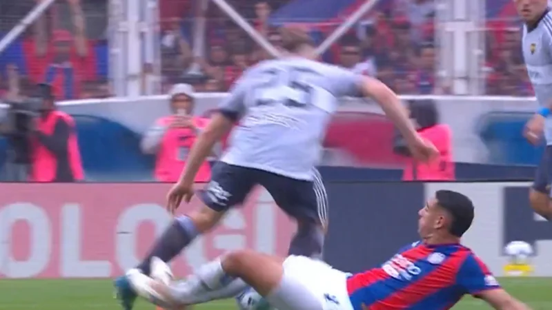 Insaurralde fue expulsado en San Lorenzo por tremenda patada a Ascacíbar