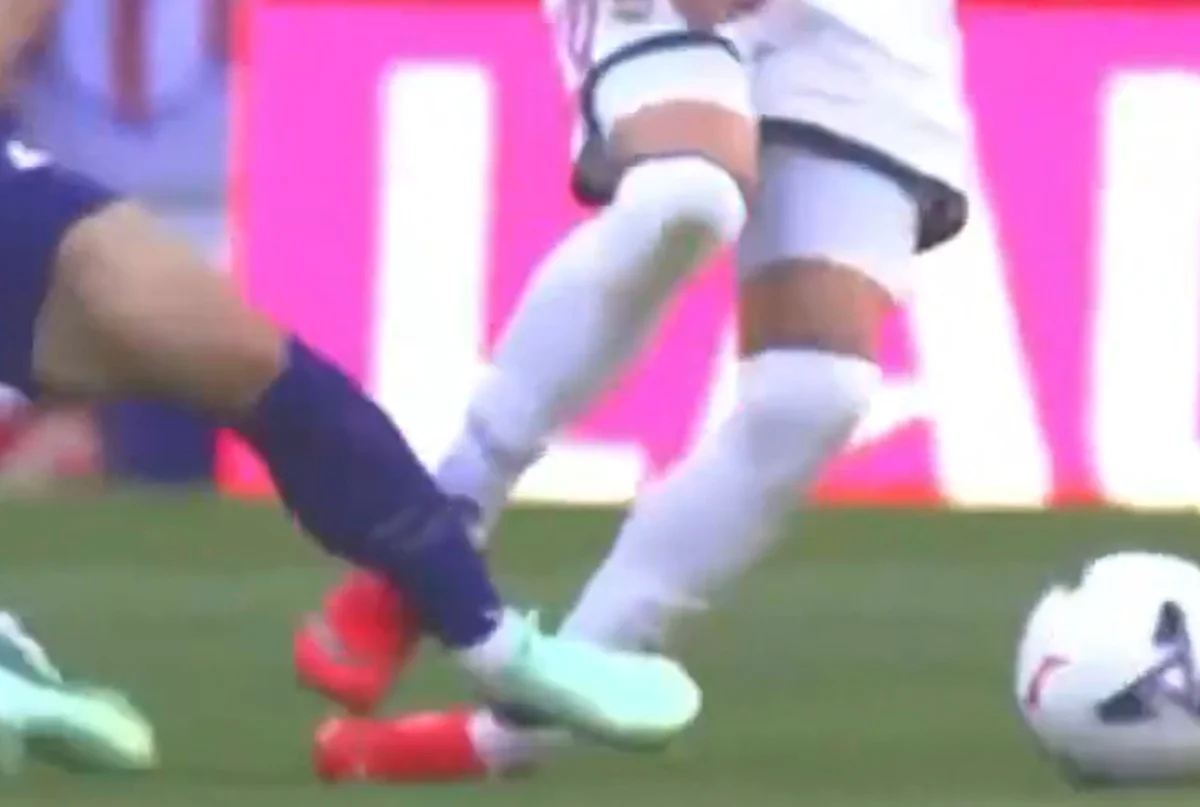 ¿Era roja para Kang-In Lee por la patada a Federico Valverde?