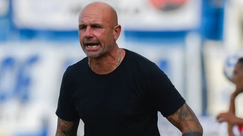 Pablo Nieva se fue de Sacachispas tras la goleada sufrida ante Berazategui