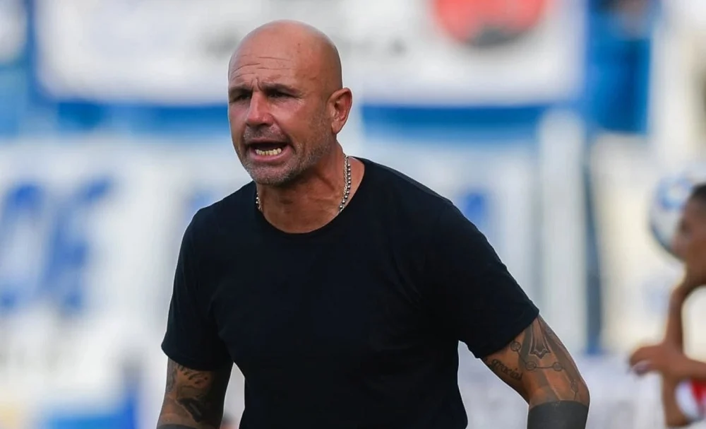 Pablo Nieva se fue de Sacachispas tras la goleada sufrida ante Berazategui