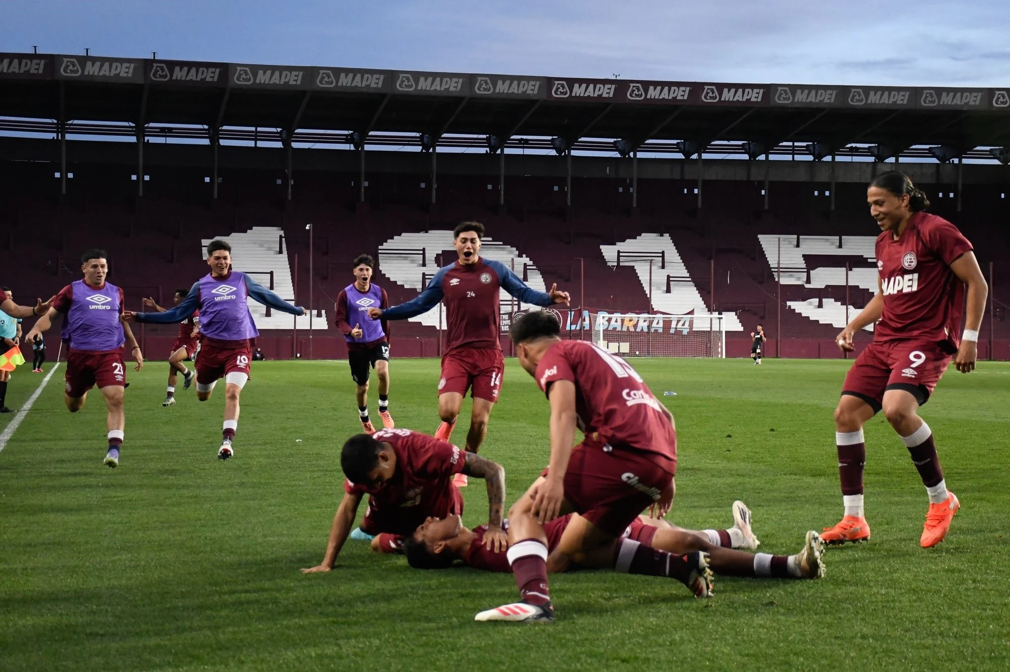 Lanús remontó en el final y se quedó con el clásico de reserva ante Banfield