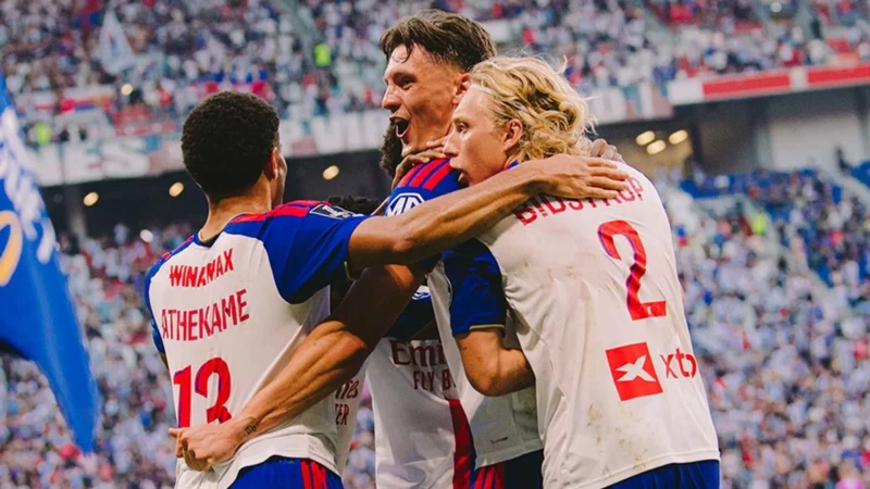 Lyon le ganó al Auxerre y también trepó a la cima