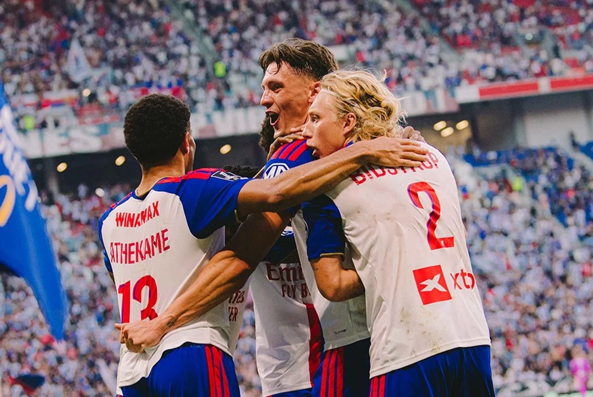 Lyon le ganó al Auxerre y también trepó a la cima