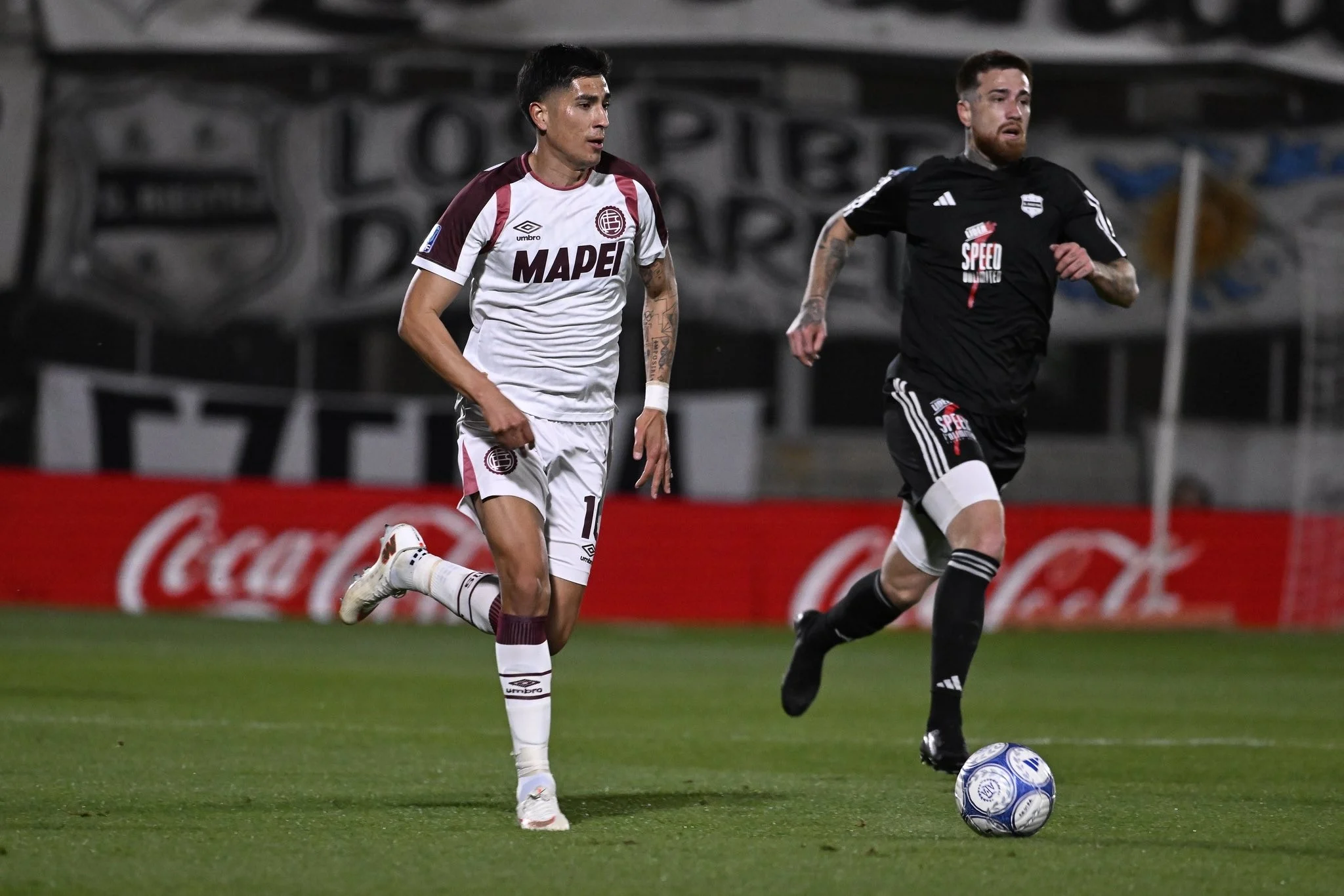 Lanús goleó a Deportivo Riestra en Bajo Flores y escala posiciones en la tabla anual